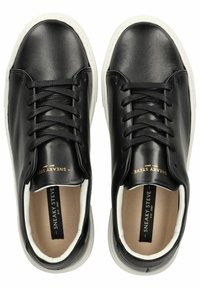 Schwarze Leder-Sneaker mit Schnürdesign, weißer Gummisohle und tanfarbener Innenauskleidung. Mit goldenem Markenlogo auf der Zunge.