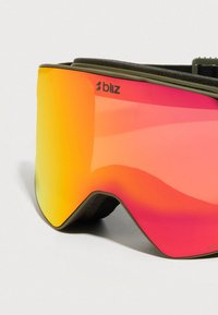 Lunettes de sport Bliz avec de larges verres dégradés orange-rose, monture noire et rembourrage doux à l'intérieur pour plus de confort.