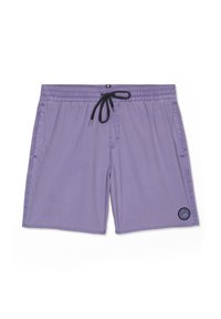 Shorts de bain lavande avec ceinture élastique, cordon noir, poches latérales et logo circulaire noir près de l'ourlet sur la jambe gauche.