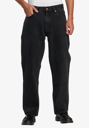 Svarta denimjeans med rak passform, fem fickor och minimal sömnad. Har en knappgylf och metalldetaljer.