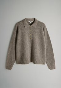 Hnedý vlnený sveter s golierovým výstrihom, predným zapínaním na päť gombíkov a rebrovanými lemami a manžetami. Mäkká textúra, oversize strih.