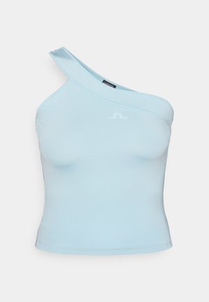 Top azzurro chiaro a spalla unica realizzato in tessuto morbido e elasticizzato. Presenta un collo curvo e un logo decorativo sul davanti.