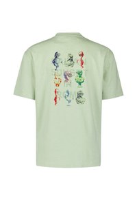  lichtgroene T-shirt met korte mouwen, voorzien van een multicolore afbeelding van klassieke busten en de tekst "Italiaanse zonsondergang in Rome" op de achterkant.