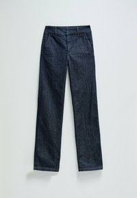 Pantalon en jean droit bleu foncé avec poches avant, passants de ceinture et coutures visibles sur un fond blanc uni.