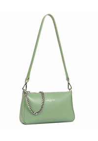 Borsa a tracolla verde in pelle con una texture liscia, caratterizzata da una lunga tracolla regolabile e un accento in catena più corta. Logo presente sulla parte anteriore.