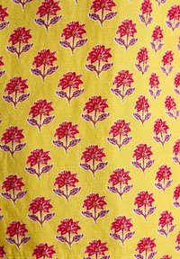 Kollane kangas, millel on korduv muster punaste lilledega, millel on rohelised lehed. Kujundus sisaldab detailseid lilleaktsente ja tekstuurset välimust.