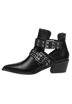Botines de cuero negro hasta el tobillo con punta afilada, que cuentan con dos correas anchas con hebillas metálicas y ojetes, y un tacón bajo cuadrado.