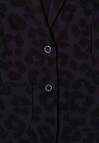 Zwarte blazer met een luipaardprintpatroon. Voorzien van twee voortassen en een ronde knop met logo-details. Gemaakt van een gestructureerde stof.