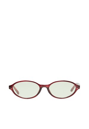 Lunettes ovales rouges avec montures fines et verres transparents isolées sur fond blanc.