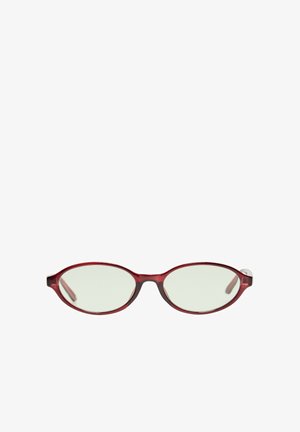 Czerwone owalne okulary z cienkimi oprawkami i przezroczystymi szkłami, izolowane na białym tle.