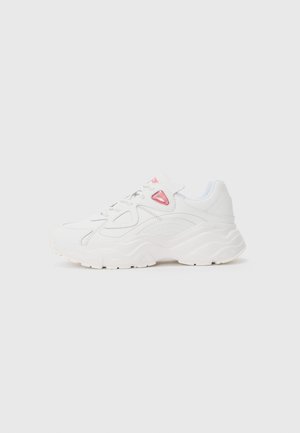 Biała sneakersy z teksturowaną cholewką, akcentami z siateczki, różowym detalem logo oraz grubą podeszwą. Posiadają sznurowanie oraz subtelne wzory przeszycia.