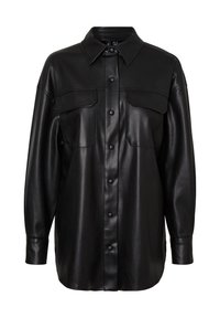 Chemise-veste en cuir noir avec une finition légèrement brillante. Comprend un col, deux poches poitrine et des fermetures à boutons. Manches longues.