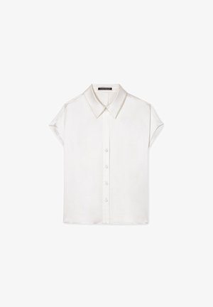 Weiße Bluse mit kurzen Ärmeln, Knopfleiste und klassischem Kragen. Hergestellt aus glattem Stoff mit einem dezenten Glanz. Keine Muster oder zusätzliche Details.