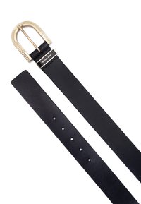 Zwarte leren riem met een gouden metalen gesp in een rechthoekige vorm, een gladde textuur en verschillende verstelgaten. Merketiket inbegrepen.