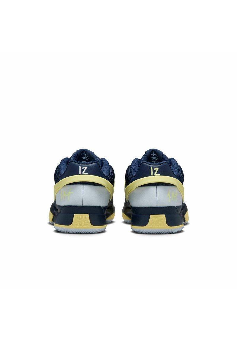 Para granatowo-żółtych butów sportowych widocznych z tyłu z numerem "12" na każdym obcasie.