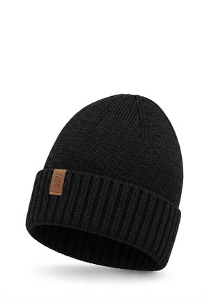 Bonnet noir en tricot avec revers côtelé plié et petite étiquette en cuir marron sur le côté sur fond blanc.