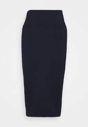 Navy blue spódnica ołówkowa z wysokim stanem, dopasowaną sylwetką i długością do kolan na białym tle.