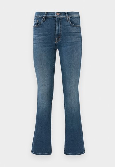 Blauwe denim jeans met een lichte flare, voorzakken, knoopsluiting en subtiele vervaagde details op de dijen en knieën.