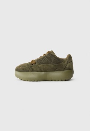 Olijfgroene suède sneakers met een chunky rubberen zool, ronde neus en bruine veters. Heeft een geperst ontwerp aan de zijkant.