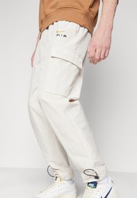 Nike Sportswear Kalhoty - white