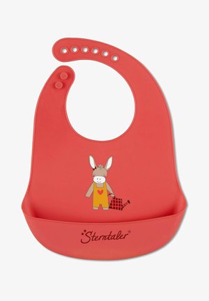 Silikon-Lätzchen in lebhaftem Rot mit einem gewölbten Hals und einer unteren Tasche. Mit einem Cartoon-Esel in orangefarbenen Latzhosen, der eine Gießkanne hält.