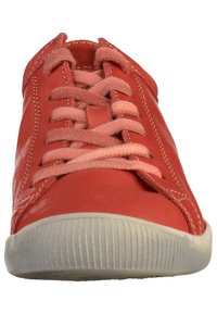 Rote Leder-Sneaker mit rosa Schnürsenkeln, runder Zehenpartie und Gummisohle. Glatte Textur mit genähten Details an den Seiten.