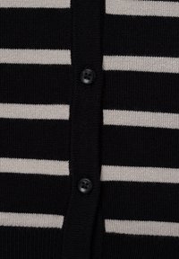 Zwarte en lichtgrijze gestreepte cardigan van breimateriaal, met een knoopsluiting aan de voorkant met twee zwarte knopen en een zachte textuur.