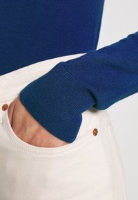 Monki Stickad tröja - blue