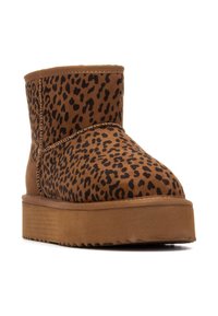 Leopardenmuster Wildleder Stiefeletten mit flacher Plateausohle, Nahtdetails und einem glatten, abgerundeten Zehenbereich.