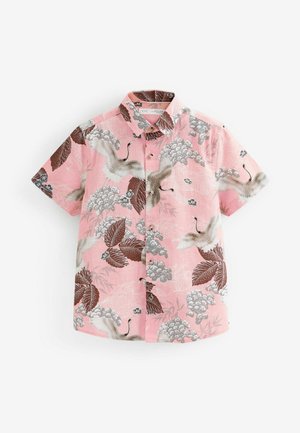 Chemise rose à manches courtes avec boutons, ornée de feuilles marron, de grues blanches et de motifs floraux gris dans un style asiatique.