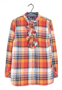 Karierter Hemd mit langen Ärmeln, das ein gerafftes Vorderteil aufweist, hauptsächlich in Orange, Rot und Gelb mit grünen, blauen und schwarzen Akzenten.