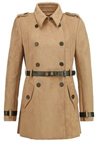 Beżowy płaszcz trench w podwójny guziki z czarnymi guzikami, czarnym paskiem, naramiennikami i paskami na mankietach.