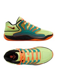 Zapatilla deportiva de neón verde con cordones naranjas, superposiciones en color teja, suela negra con motas naranjas y logo de Nike, mostrada desde ángulos lateral y superior.