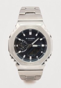 G-Shock-horloge met een roestvrijstalen band en een ronde zwarte wijzerplaat. Kenmerken zijn analoge en digitale displays, fosforescerende wijzers en een getextureerde lunette.