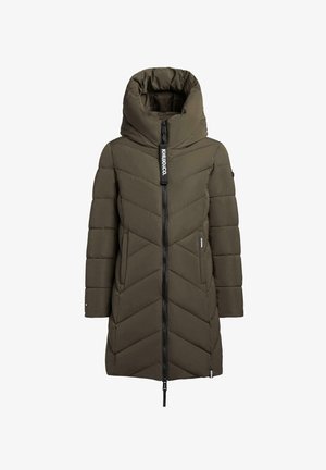 Olijfgroene gewatteerde jas met chevronstiksel, hoge kraag, vooraanstaande ritssluiting en zijzakken. Bevat een gemarkeerde ritslip.