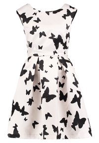 Robe blanche sans manches avec imprimé papillon noir, corsage ajusté et jupe évasée plissée.