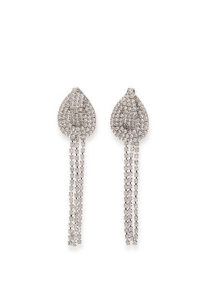 Boucles d’oreilles argentées en forme de goutte avec plusieurs petits cristaux clairs et trois longues chaînes de cristal suspendues à chaque boucle d’oreille.