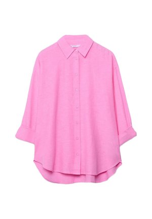 Voľná ružová košeľa na gombíky s dlhými rukávmi vyhrnutými do trojštvrťovej dĺžky a špicatým golierom.