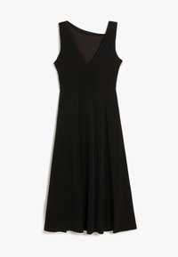 Schwarzes ärmelloses Kleid mit V-Ausschnitt, ausgestellt, gefertigt aus glattem Stoff mit einem subtilen Stretch. Keine sichtbaren Beschläge oder Muster.