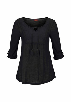 Schwarze Dreiviertelarm-Bluse mit Spitzendetails, Schlüsselloch-Ausschnitt und verstellbaren Ärmelriegeln mit umgeschlagenen Manschetten.