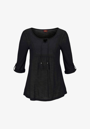 Schwarze Dreiviertelarm-Bluse mit Spitzendetails, Schlüsselloch-Ausschnitt und verstellbaren Ärmelriegeln mit umgeschlagenen Manschetten.