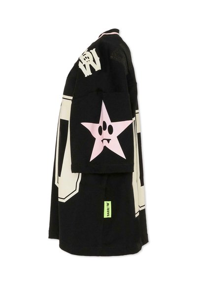 Maglietta nera con numero grafico bianco, design oversize e dettaglio di stella rosa con un volto. Etichetta del marchio in verde sull'orlo.