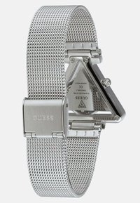 Sølv rustfrit stål mesh ur med trekantet urkasse, logo på låsen og klart bagside, der viser bevægelsen. Justerbart bånddesign.
