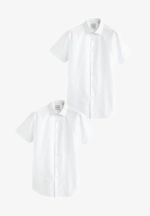 Du kartus identiškos trumpomis rankovėmis marškiniai, balti, pagaminti iš medvilnės, su mygtukų užsegimu, apykakle ir lygia tekstūra, be matomų raštų.