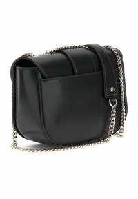 Sac bandoulière en simili cuir noir avec une forme ronde, une bandoulière en chaîne et un rabat avant. Caractéristiques : détails de couture et design compact.