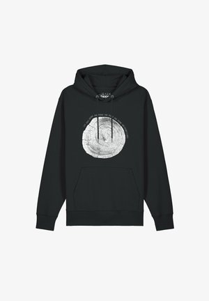 Schwarzer Hoodie mit Tasche vorne, Kordelzügen und weißem Baumring-Grafik in der Mitte mit Text darum herum mit dem Schriftzug "Life goes round and round and round."