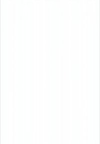 Dois adolescentes vestindo capuzes e luvas esquiando enquanto seguram uma barra de snack saudável, de pé contra uma parede de tábuas de madeira.