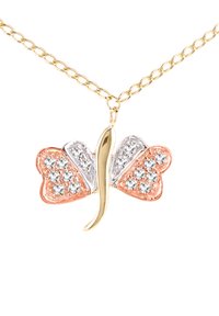 Pendente a forma di farfalla in tonalità oro, con accenti in rosso e argento, decorato con rhinestones trasparenti su ciascun'ala, attaccato a una collana a catena.