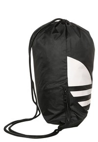 Černý batoh na stažení s bílým geometrickým logem a vertikální kapsou na zip na přední straně.