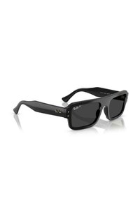 Černé obdélníkové sluneční brýle s tmavými skly, se lesklým plastovým rámem a zlatými akcenty loga Ray-Ban na stěžejkách.